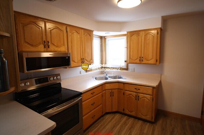 Building Photo - Large Updated 3 Bedroom Ranch