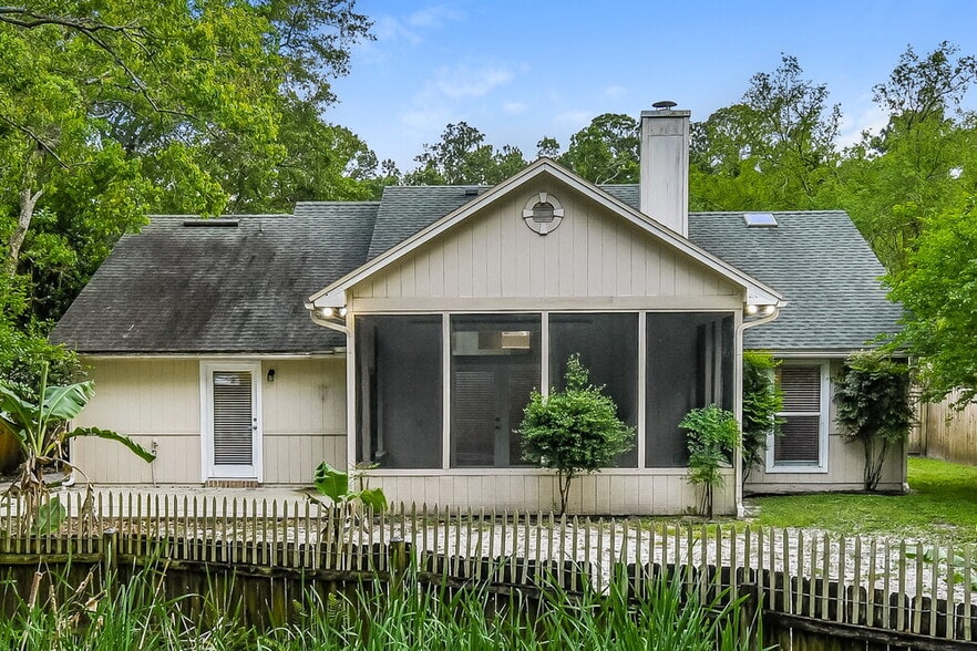 Building Photo - 8233 Lakemont Dr