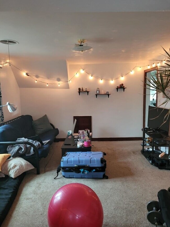 Building Photo - 1 Bedroom, 1 Bathroom Upper Duplex in Thir...