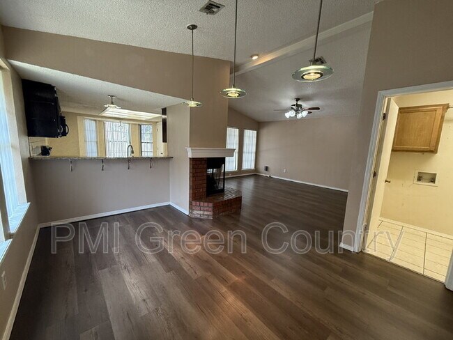 Building Photo - 1608 W Fort Worth St