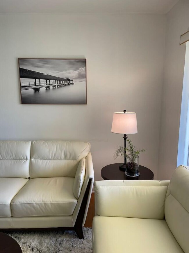 Building Photo - 101 N Lakeside Dr