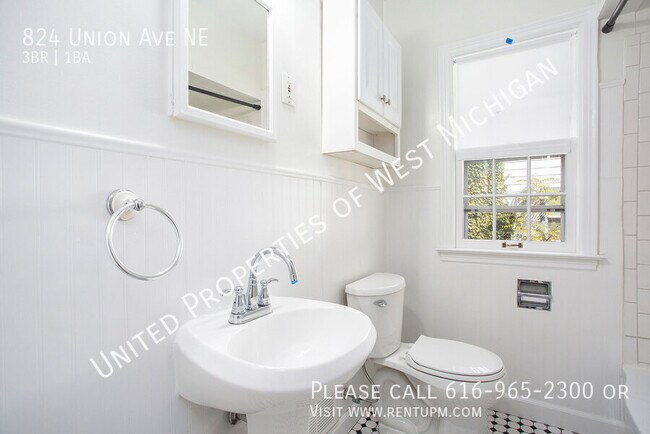 Building Photo - Available Now | 3 Bedroom 1 Bath Single Fa...