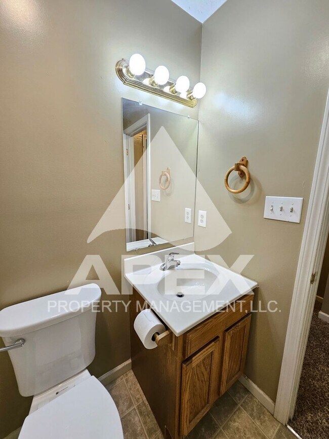 Building Photo - MOVE-IN SPECIAL,NO RENT TIL JUNE 1ST! - Nice 2 Bd | 1.5 Ba Townhouse in West Knox Condo Community!