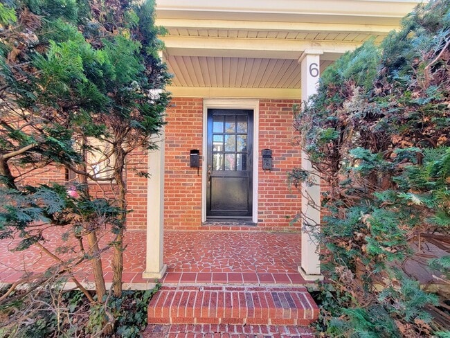 Building Photo - 2408 Providence Rd