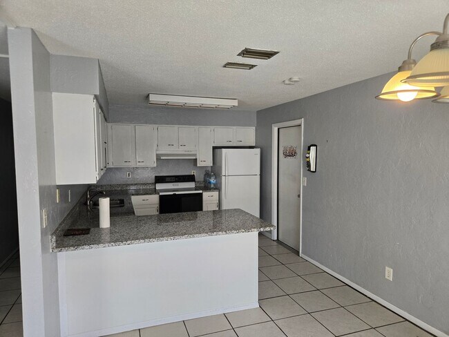 Building Photo - Bright 2BR/2BA Home with Garage