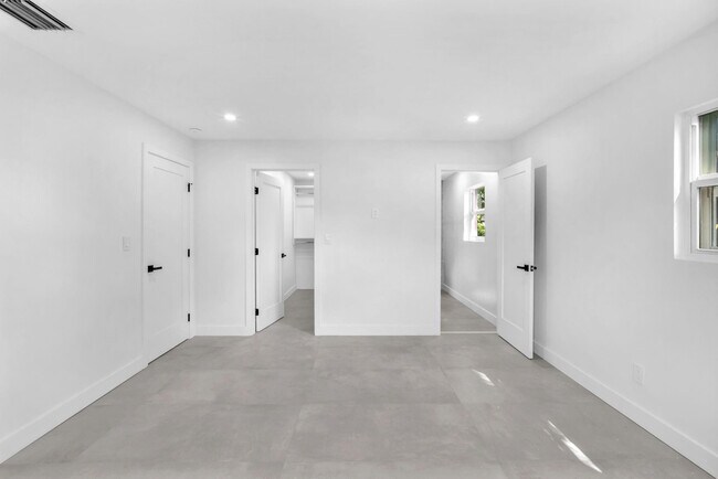 Building Photo - 4640 SW 25th Terrace