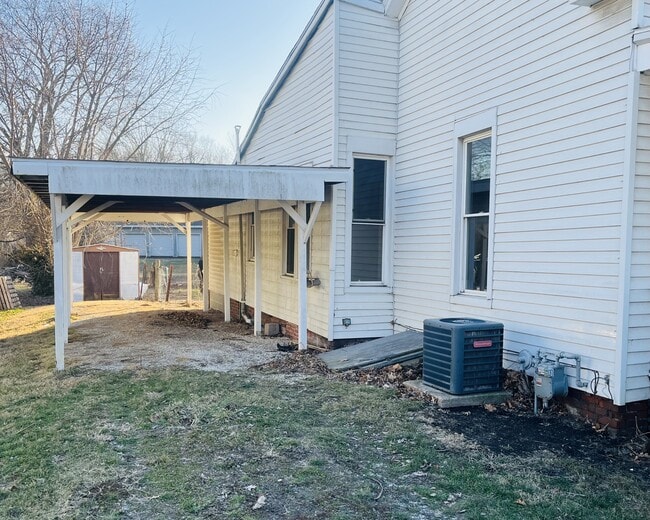 Building Photo - 735 E College Ave