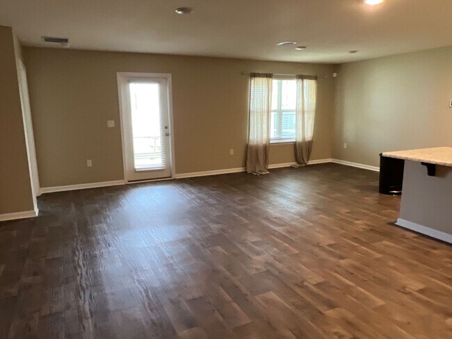 Building Photo - Spacious Modern Home in a Quiet Community!