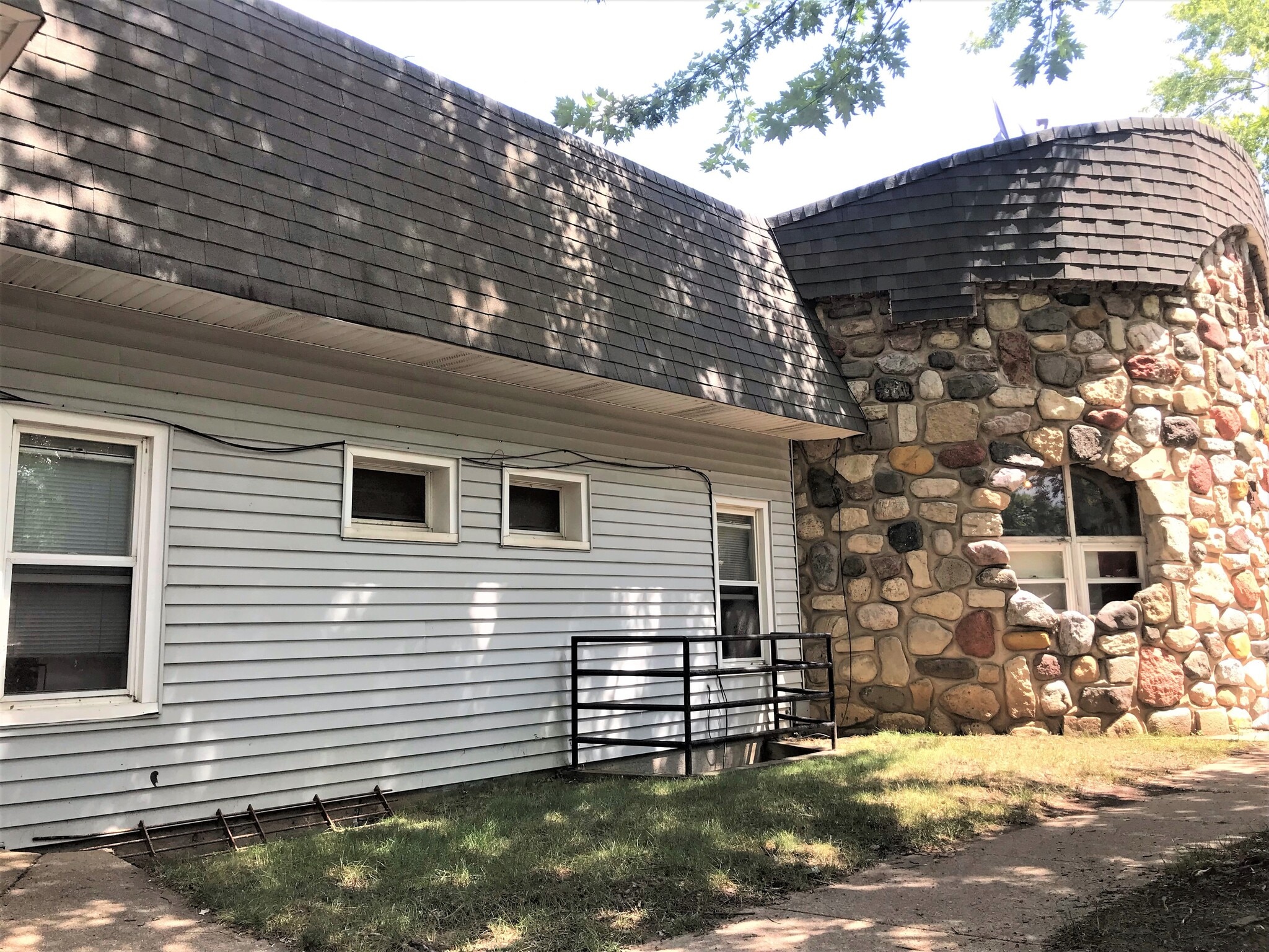 Building Photo - 6418 University Ave