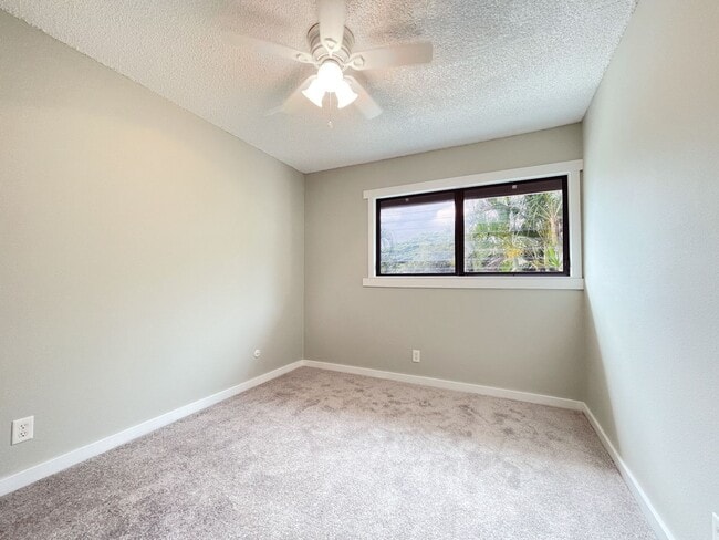 Building Photo - Pet Friendly Kaneohe Townhouse with A/C