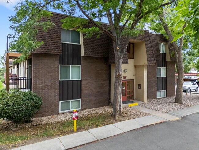 Building Photo - Recently updated 2 bedroom condo with upgr...