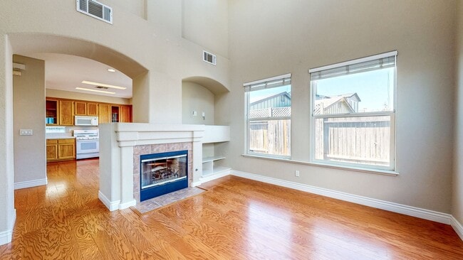 Building Photo - Bright two story 3 Bedroom 2.5 Bathroom Ho...