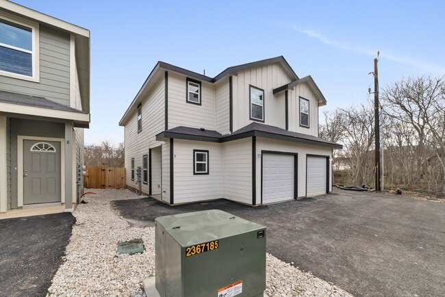 Building Photo - Modern 3-Bed, 2.5-Bath Duplex with Private Backyard