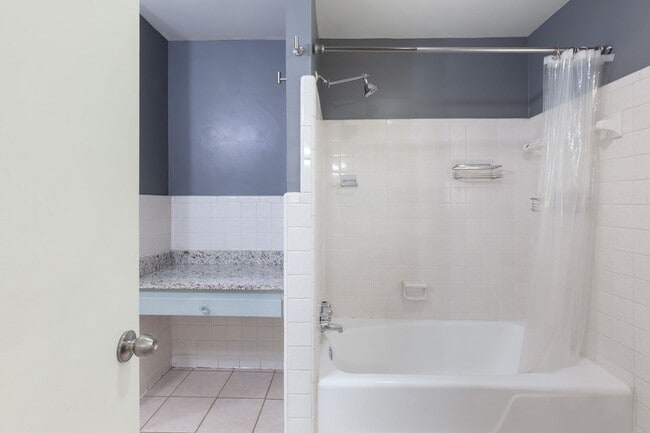 Building Photo - Very Spacious 4/3 w/ Finished Basement in ...