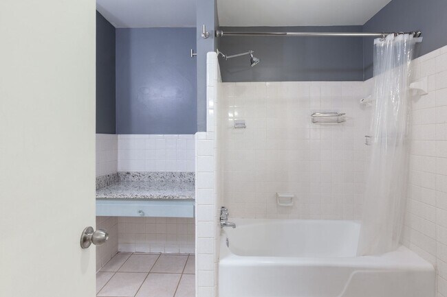 Building Photo - Very Spacious 4/3 w/ Finished Basement in Great Smyrna Location!