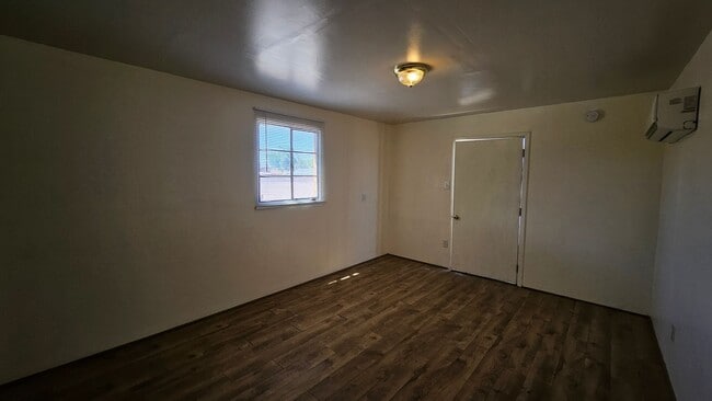 Building Photo - 2 bed with a office