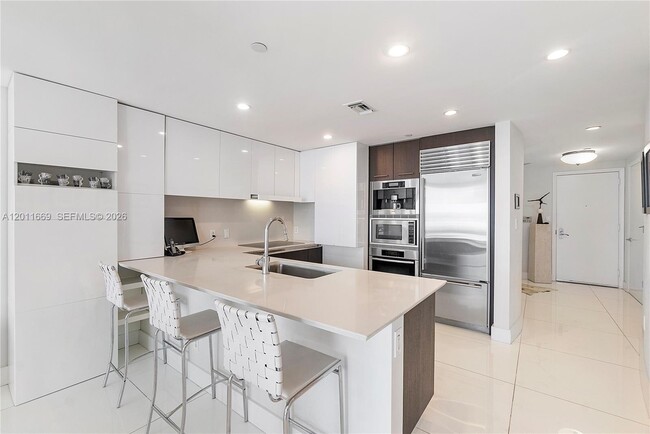Building Photo - 17001 Collins Ave