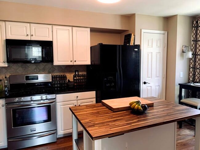 Building Photo - 700 Leister Dr