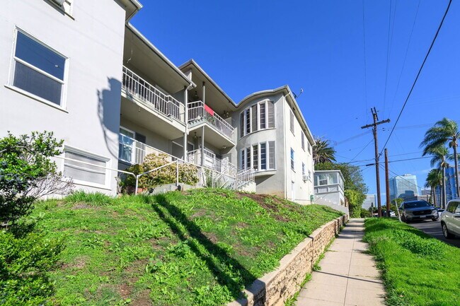 Building Photo - 1556 S Beverly Glen Blvd