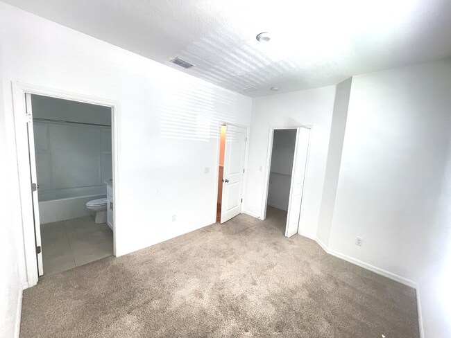 Building Photo - Charming 2-Bed, 2 and half-Bath Townhouse ...