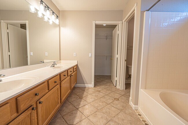 Building Photo - Lovely 3 bed/2.5 bath in Lindsay Ranch!