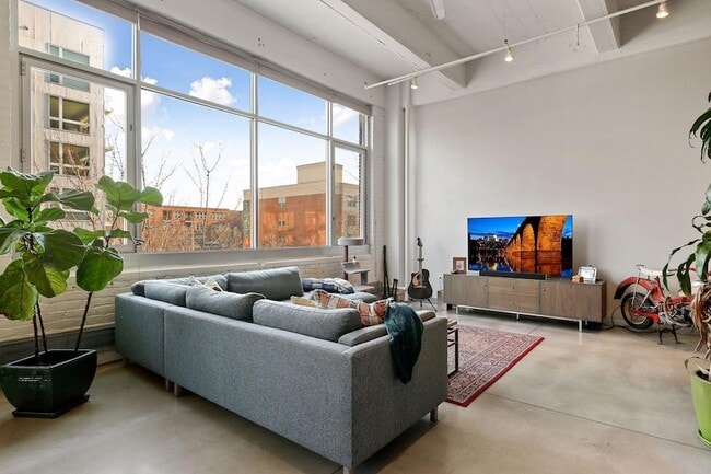 Building Photo - 700 N Washington Ave