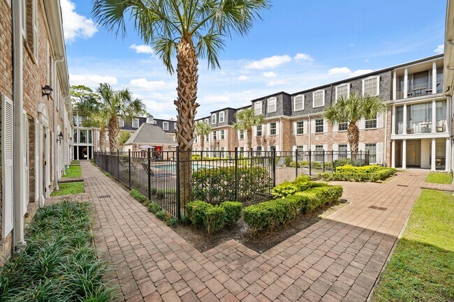 Building Photo - 357 N Post Oak Ln