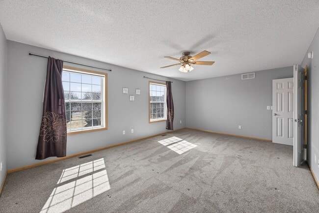 Building Photo - The Lakes Townhome