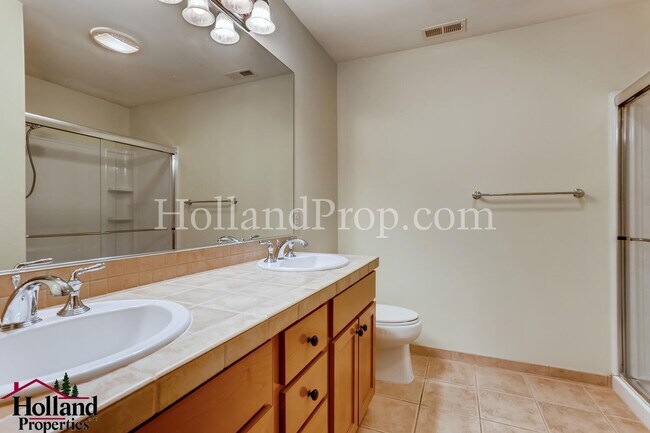 Building Photo - Pet free 3 bedroom Home with natural light...