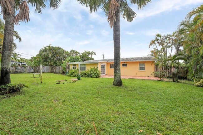 Building Photo - 744 W Ilex Dr