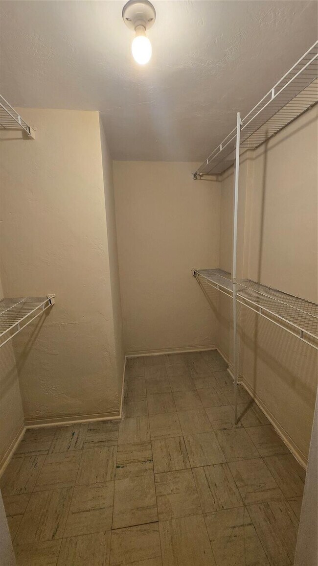 Building Photo - 16800 NE 15th Ave