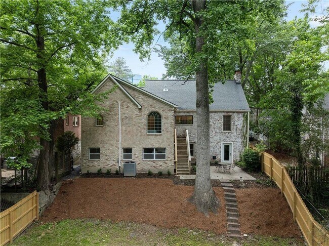Building Photo - 833 Martina Dr NE