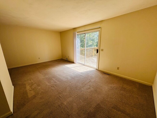 Building Photo - 4 Bedroom 3.5 Bath Townhouse