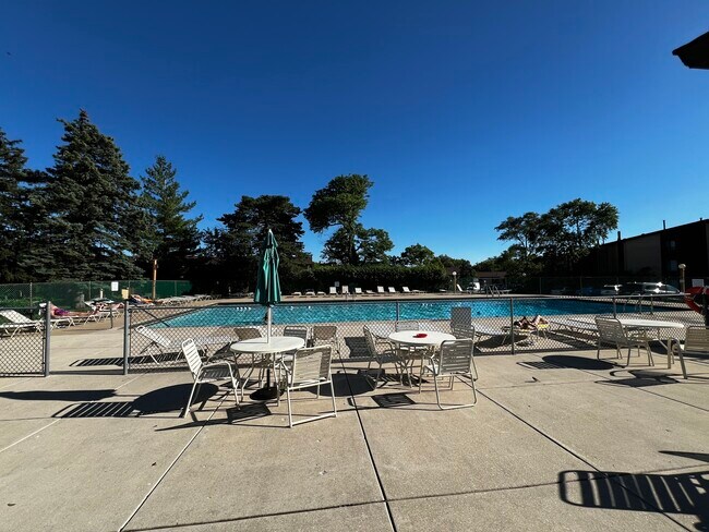 Building Photo - 6105 Knoll Valley Dr