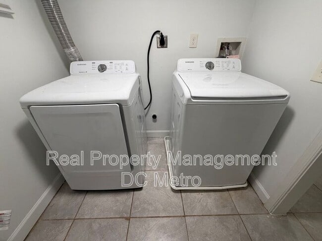 Building Photo - 405 Valley Ave SE