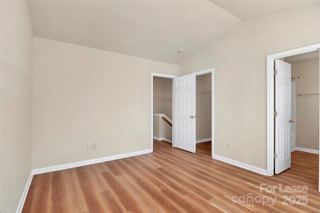 Building Photo - 915 Par One Ct