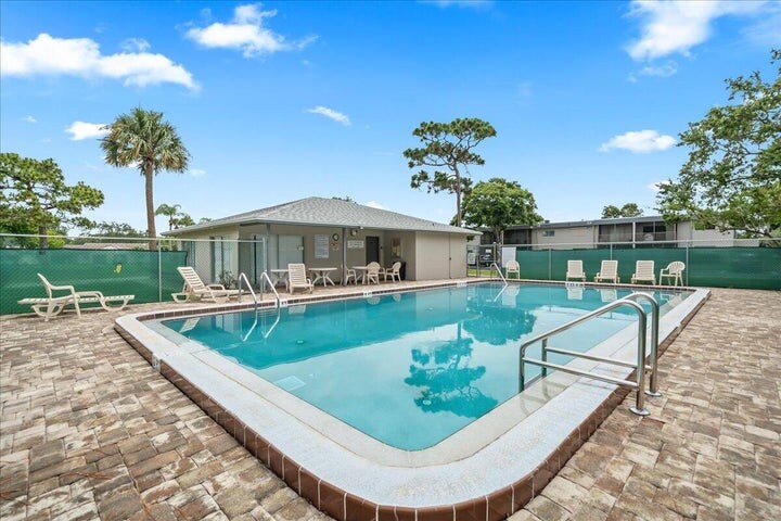 Building Photo - 3001 Thrush Dr