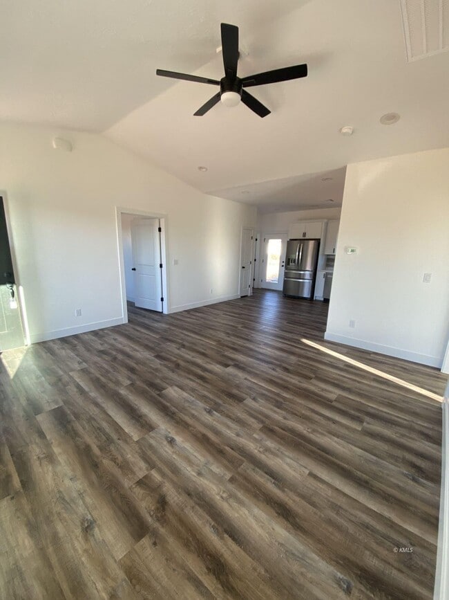 Building Photo - 742 W Vance Dr