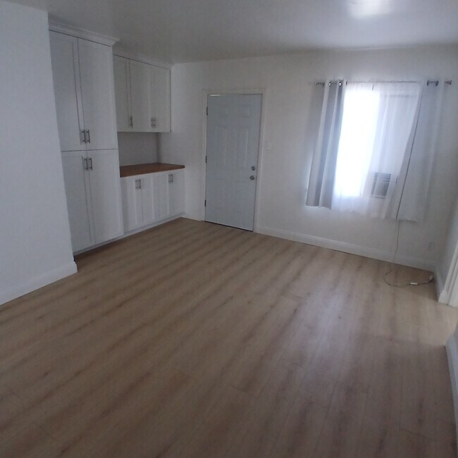 Building Photo - 434 S Del Mar Ave