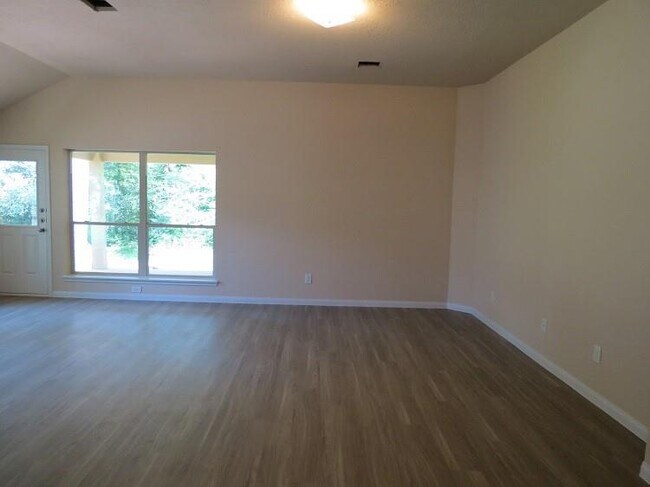 Building Photo - 318 Lake View Dr