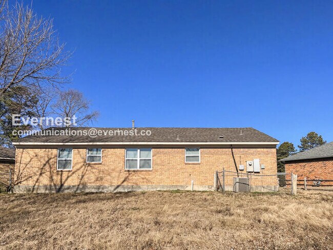 Building Photo - Limited Time Special Offer / 3 Bed, 1.5 Bath Home with Fenced Yard & Carport / Pet-Friendly / Com...