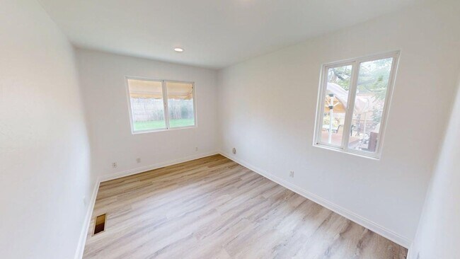 Building Photo - Spacious 4 Bed 3 Bath Home Available for L...
