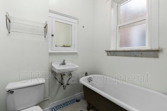 Building Photo - 3404 Hartford St