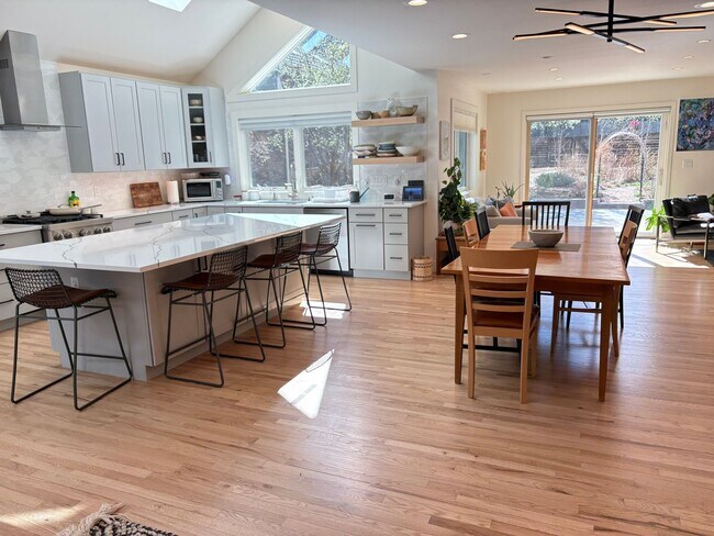 Building Photo - Stunning 4 bed 3.5 Bath Home in Wonderland Hills Walking Distance to Wonderland Lake. Rent Furnis...