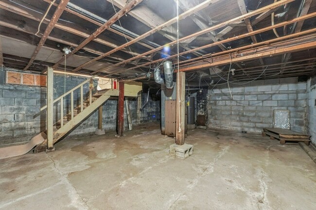 Building Photo - Updated 3-Bedroom Home with New Kitchen & Carpet