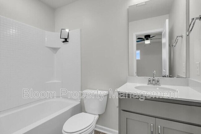 Building Photo - 450 Carrara Dr