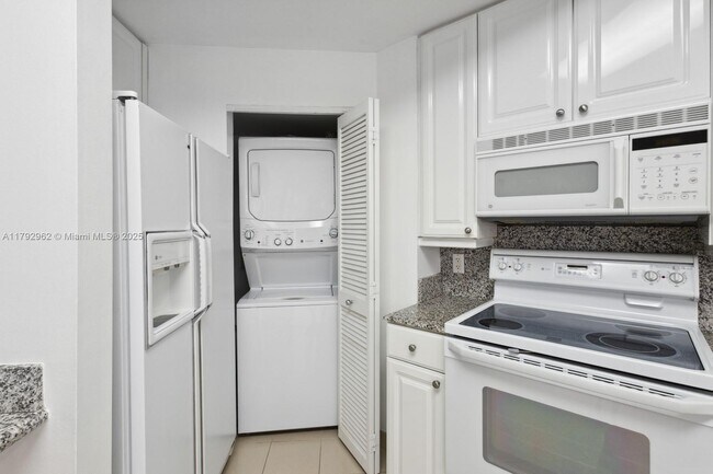 Building Photo - 888 Brickell Key Dr