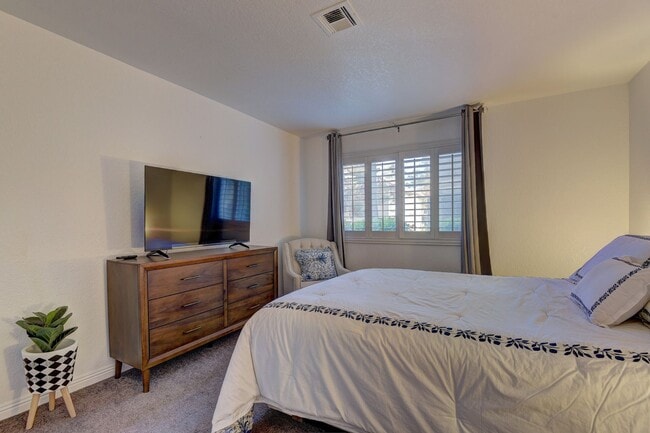 Building Photo - Fully furnished Condo in a great location!