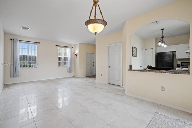 Building Photo - 627 E Mowry Ct