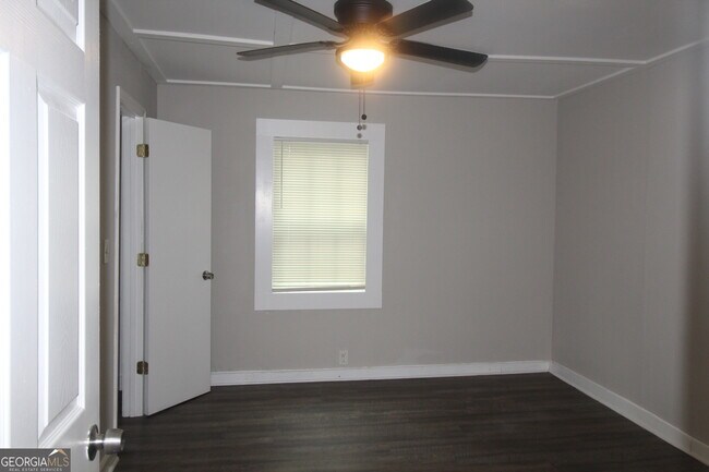 Building Photo - 615 Snelson St